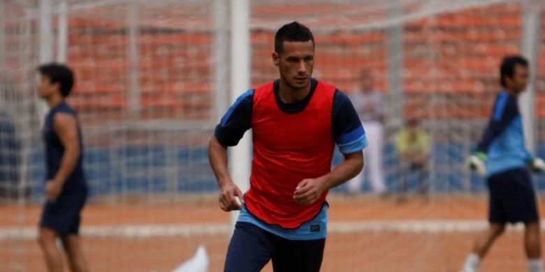 Raphael Guilermo Maitimo, pemain naturalisasi asal Belanda, beraksi dalam sesi latihan timnas Indonesia yang dipersiapkan untuk Piala AFF 2012 di Stadion Utama Gelora Bung Karno, Senayan, Jakarta, Kamis (8/11/2012). Raphel menyatakan segera bergabung dengan Mitra Kukar di putaran II Indonesia Super League.