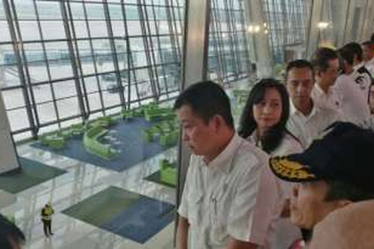 Menteri Perhubungan Ignasius Jonan saat meninjau Terminal 3 Ultimate Bandara Internasional Soekarno-Hatta, Tangerang, Selasa (14/6/2016)