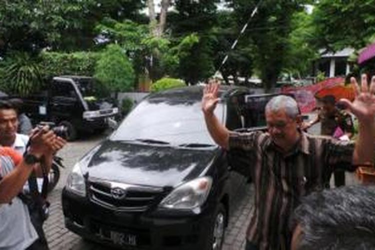 Tersangka kasus dugaan penyelewengan dana banpol, Ketua DPD Partai Golkar Kota Salatiga Agung Setiyono memasuki Rumah Tahanan Kelas II A Salatiga, Rabu (20/1/2016) siang.