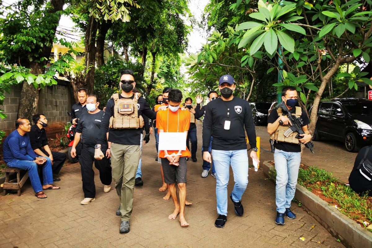 Petugas kepolisian bersama dengan tersangka pengeroyokan anggota kepolisian dalam kegiatan rekonstruksi Adegan Pengeroyokan Anggota Kepolisian pada Jumat (23/10/2020). Pengeroyokan tersebut terjadi dalam aksi unjuk rasa tolak omnibus law UU Cipta Kerja, pada Kamis (8/10/2020).