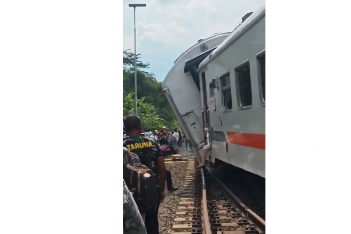 KA bangunkarta anjlok di Emplasemen Bumiayu (km 312+1, wesel 21A dan 21B) pada Senin, 6 April 2026 sekitar pukul 14.15 WIB.