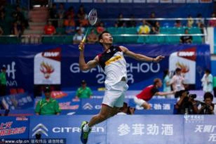 Pebulu tangkis asal Malaysia, Lee Chong Wei, bersiap melakukan smes saat melawan Dionysius Hayom Rumbaka dari Indonesia pada pertandingan babak kedua BWF World Championships atau Kejuaraan Dunia 2013 yang digelar di Tian-He Indoor Gymnasium, Guangzhou, China, Rabu (7/8/2013).