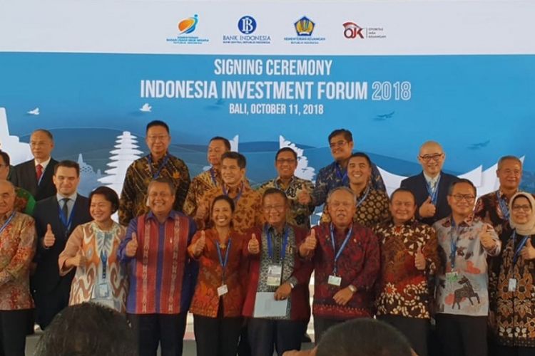 Penandatanganan perjanjian kerja sama antara BUJT dengan perbankan dan lembaga keuangan dalam acara Indonesia Investment Forum 2018 sebagai rangkaian kegiatan IMF - World Bank Annual Meetings 2018, di Nusa Dua, Kamis (11/10/2018).