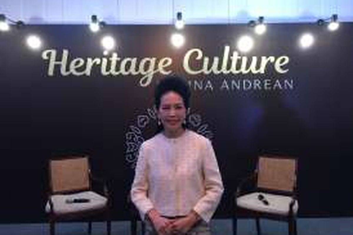 Tina Andrean, perancang busana Indonesia dalam acara peragaan busana terbaru dari label Heritage Culture di Jakarta, Senin (16/1/2017).