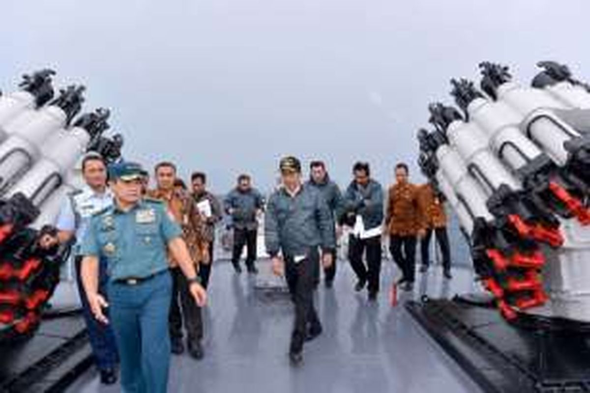 Presiden Joko Widodo mengunjungi perairan Natuna, Kepulauan Riau, Kamis (23/6). Presiden bersama rombongan mendarat di Lanud Ranai di Pulau Natuna, kemudian menggunakan KAL Sengiap II.4.55 menuju KRI Imam Bonjol-383 untuk melakukan peninjauan dan rapat terbatas bersama sejumlah menteri. KRI Imam Bonjol merupakan kapal perang yang pekan lalu menembak kapal nelayan Tiongkok di perairan Natuna.