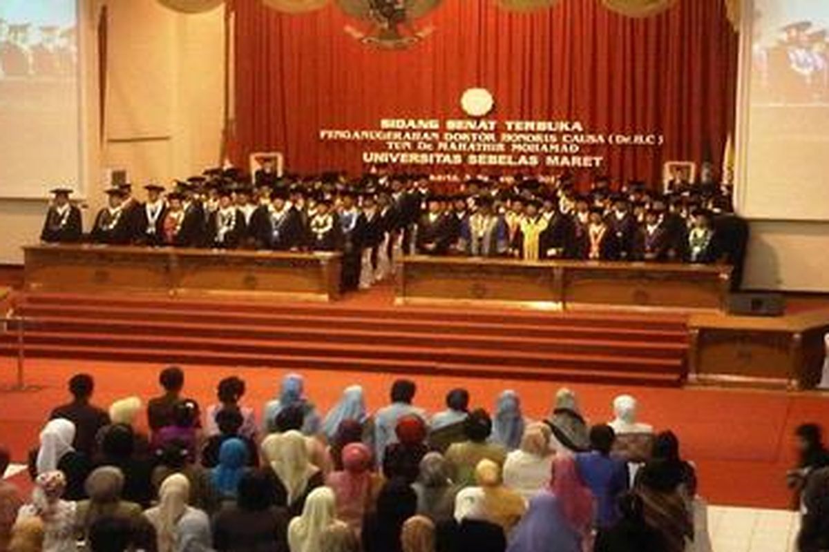 UNS Solo, Senin (3/9/2012) siang ini menganugerahkan gelar doktor kehormatan (honoris causa) kepada mantan PM Malaysia Mahathir Mohamad.