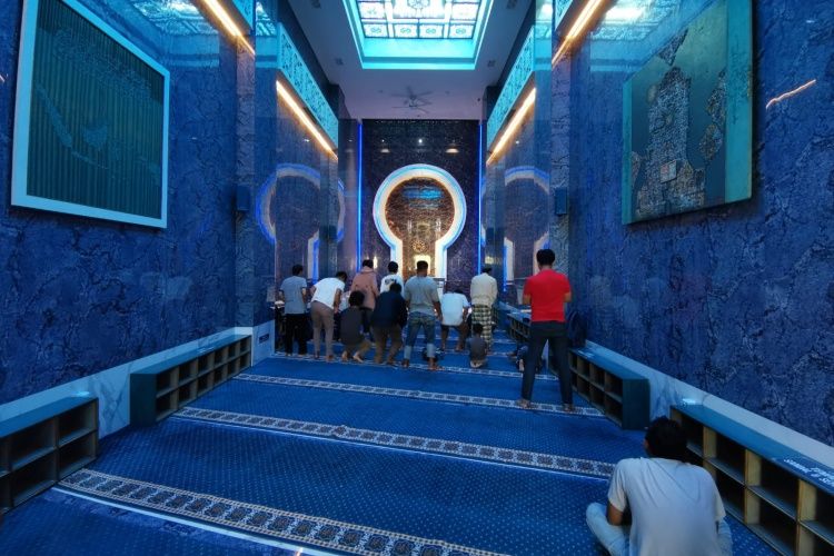 Ruang shalat utama Masjid Siti Djirzanah di Malioboro, Yogyakarta.