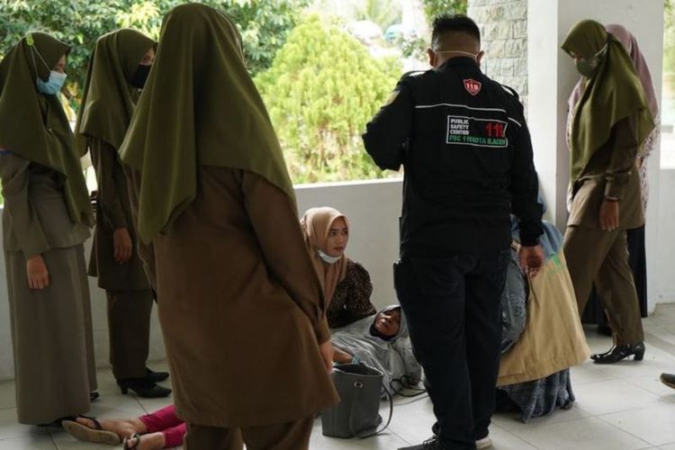 Ibu salah-seorang terhukum sempat tidak sadarkan diri saat menyaksikan anaknya dicambuk.