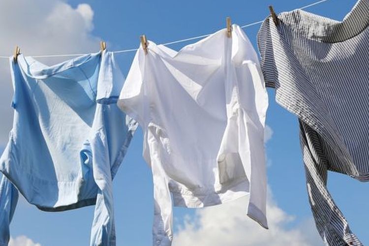 Ilustrasi menjemur pakaian di luar ruangan.