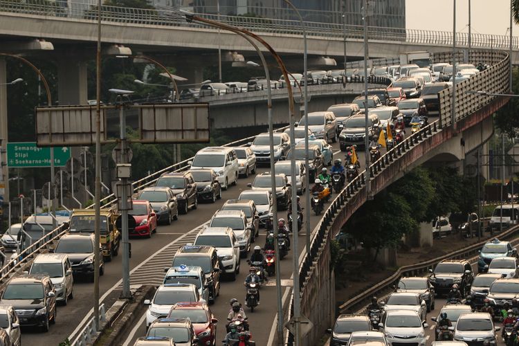 Suasana lalu lintas di ruas Jalan Gatot Subroto, Jakarta, Senin (17/5/2021). Pada hari pertama kerja usai libur Lebaran, lalu lintas Jakarta kembali padat.