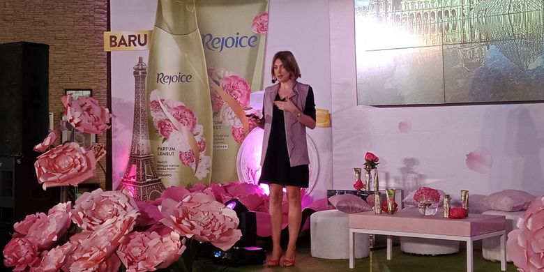P&G Scientist, Marie-Emilie Lascaux pada acara peluncuran Rejoice Parfume Shampoo di The Terrace Resto, Senayan Golf, Jakarta, Selasa (13/2/2018).