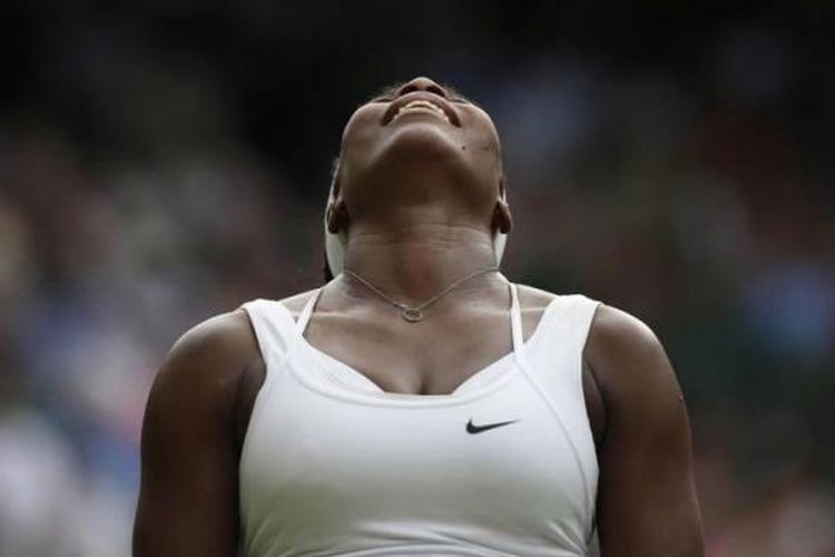 Petenis Amerika Serikat Serena Williams bereaksi setelah kehilangan poin saat melawan petenis Hungaria Timea Babos dalam tunggal putri Wimbledon 2015 di All England Tennis Club di Wimbledon, London, 1 Juli 2015.