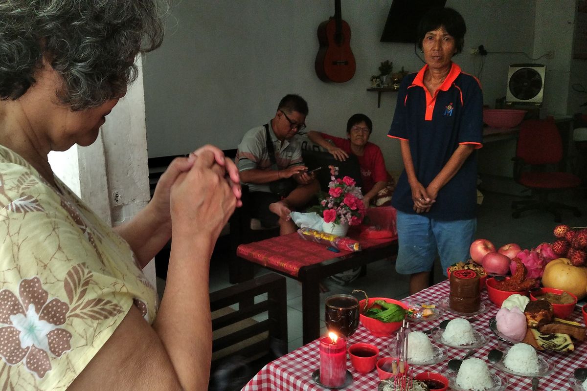 warga keturunan China melaksanakan sembahyang leluhur sehari sebelum imlek pada Selasa (28/1/2025).