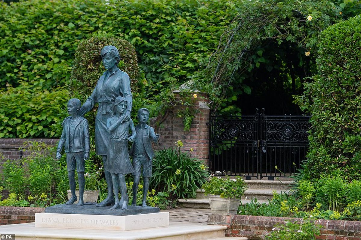 Patung Putri Diana di Istana Kensington, Inggris.