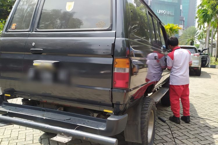 Salah satu pengendara mobil Kijang keluaran tahun 1995, sednag mengikuti uji emisi gratis di Kantor Walikota Jakarta Barat, Rabu (3/11/2021). 