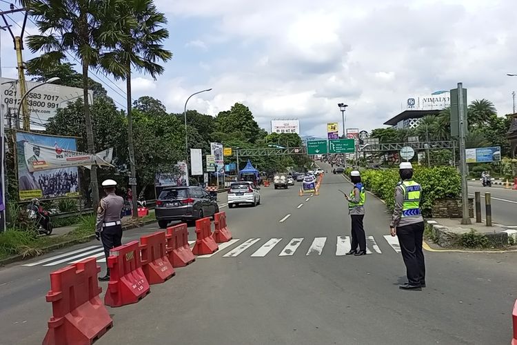 Petugas kepolisian tengah menerapkan sistem one way atau satu arah ke bawah (Jakarta) di Simpang Gadog, Kecamatan Ciawi, Kabupaten Bogor, Jawa Barat, Kamis (3/3/2022).