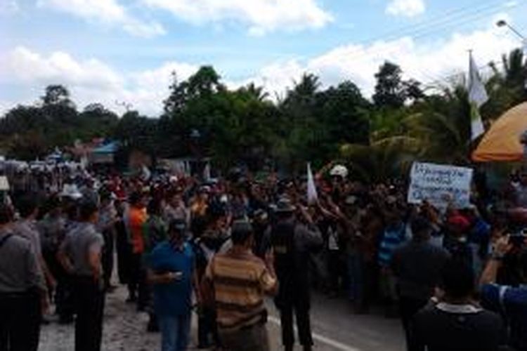 Ribuan demonstran sempat tutup jalan di km 39 jalur Balikpapan-samarinda. Aksi tutup jalan yang cuma berlangsung sebentar sehingga tidak sempat membuat kemacetan yang mengular. 