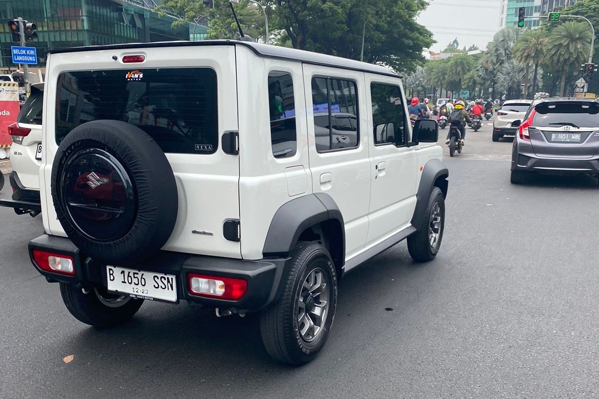 Suzuki Jimny 5-pintu tertangkap kamera sedang melaju di jalan raya di Jakarta yang diyakini masuk ke Indonesia melalui importir umum