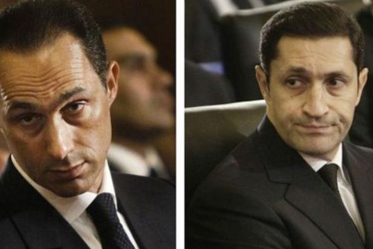 Alaa dan Gamak Mubarak dibebaskan setelah empat tahun ditahan terkait tuduhan penggelapan uang negara.

