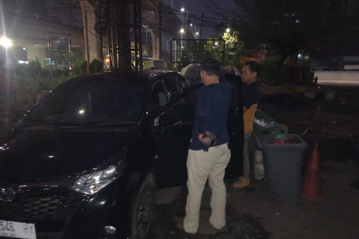 Pria berinisial J ditemukan tewas di dalam mobilnya di mawasan Mampang Prapatan, Jakarta Selatan, Sabtu (18/11/2023) pagi. 