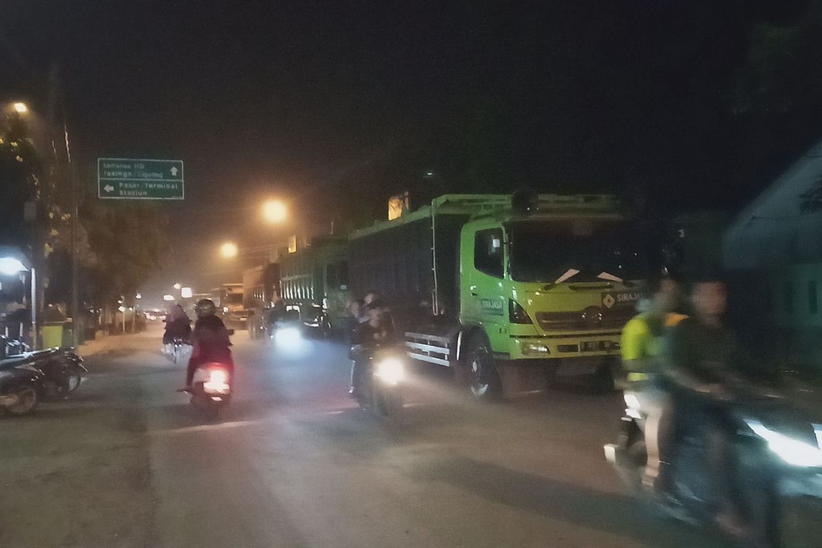 Sejumlah kendaraan truk angkutan tambang sedang melintasi jalan umum yang membentang di empat wilayah seperti Kecamatan Rumpin, Parung, Gunung Sindur, hingga Parungpanjang, Kabupaten Bogor, Jawa Barat.