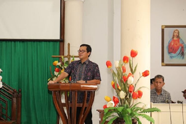 Wakil Gubernur Provinsi Sulawesi Utara Steven Kandouw saat menghadiri ibadah pemakaman Ibu Masye Fien Ompi di Gereja GMIM Eben Heazer Bumi Beringin, Kota Menado, Kamis ( 14/2/2019 ).