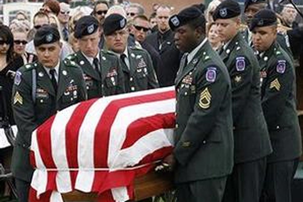 Rombongan personil Angkatan Darat AS di Torrance, California, membawa peti jenazah Kopral Joseph Anzack Jr. (20) yang tewas setelah diserbu oleh para pejuang di Irak pada bulan Desember 2006. 