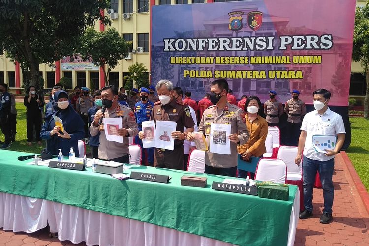 Kapolda Sumut Irjen Pol RZ Panca Putra Simanjuntak didampingi Wakapolda Sumut Brigjend Pol Dadang Hartanto dan Kajati Sumut Idianto menunjukkan foto para pelaku yang berhasil diringkus, mulai dari nahkoda, pemilik rumah penampungan, mekanik dan ABK.