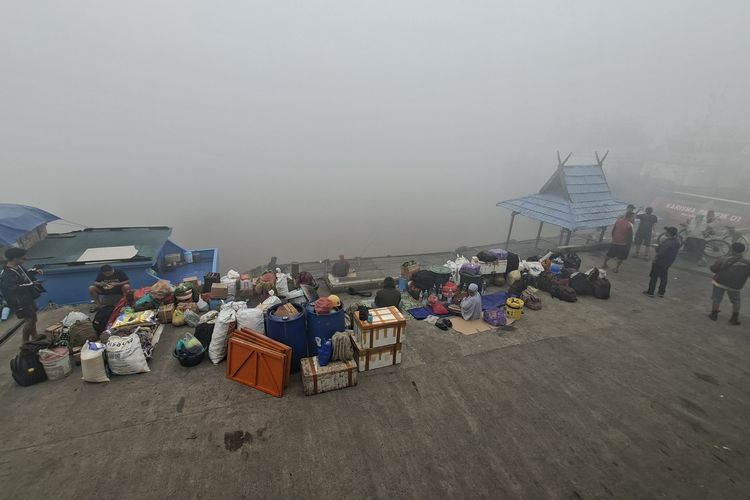 Jeritan Buruh Pelabuhan Sampit Bekerja di Tengah Kabut Asap: Sabar Nggak Ada Solusi, Marah Pun Tak Didengar