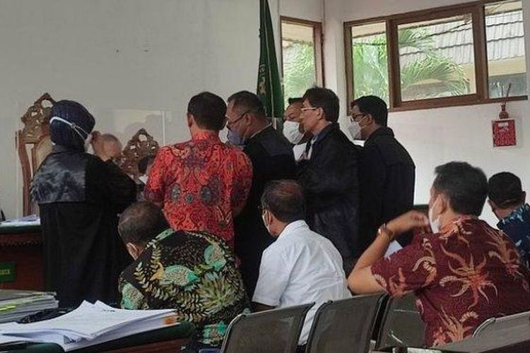 Suasana sidang dengan terdakwa eks Bupati Cirebon, Sunjaya Purwadi Sastra, di Pengadilan Negeri (PN) Bandung, Senin (27/3/2023). 