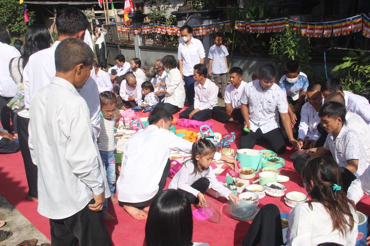 Tradisi kenduren sebagai bagian dari perayaan Waisak di Dusun Ngroto, Sumogawe, Getasan, Kabupaten Semarang, Jawa Tengah. Gambar diambil pada Senin (16/5/2022).