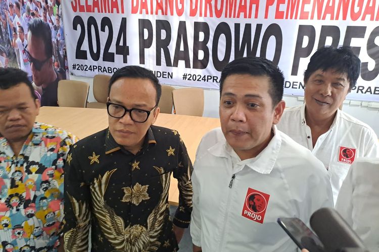 Ketua Badan Pemenangan Pilpres Projo Panel Barus (kanan) saat ditemui di Rumah Pemenangan Relawan Prabowo 08, Jakarta Pusat, Kamis (21/9/2023). 