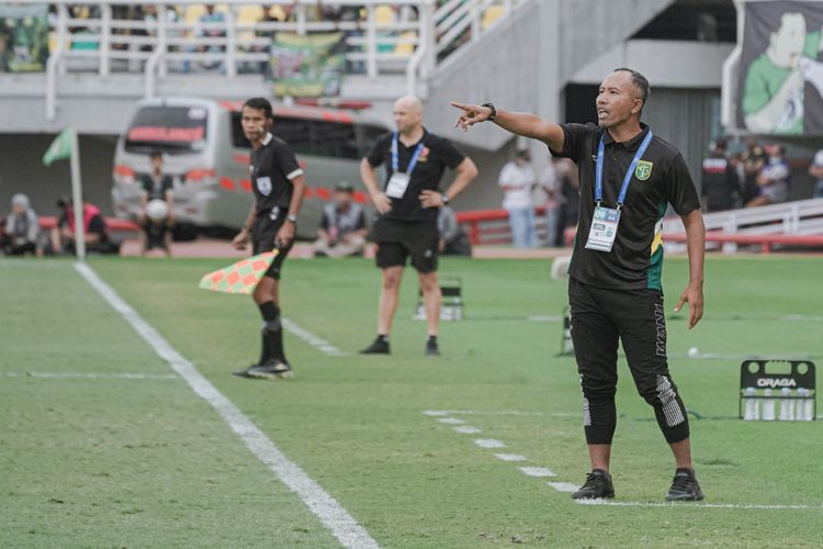 Pelatih careteker Persebaya Surabaya Uston Nawawi memberi instruksi kepada pemain saat pertandingan pekan ke-9 Liga 1 2023-2024 melawan PSM Makassar dengan skor 1-0 di Stadion Gelora Bung Tomo Surabaya, Jumat (18/8/2023) sore.