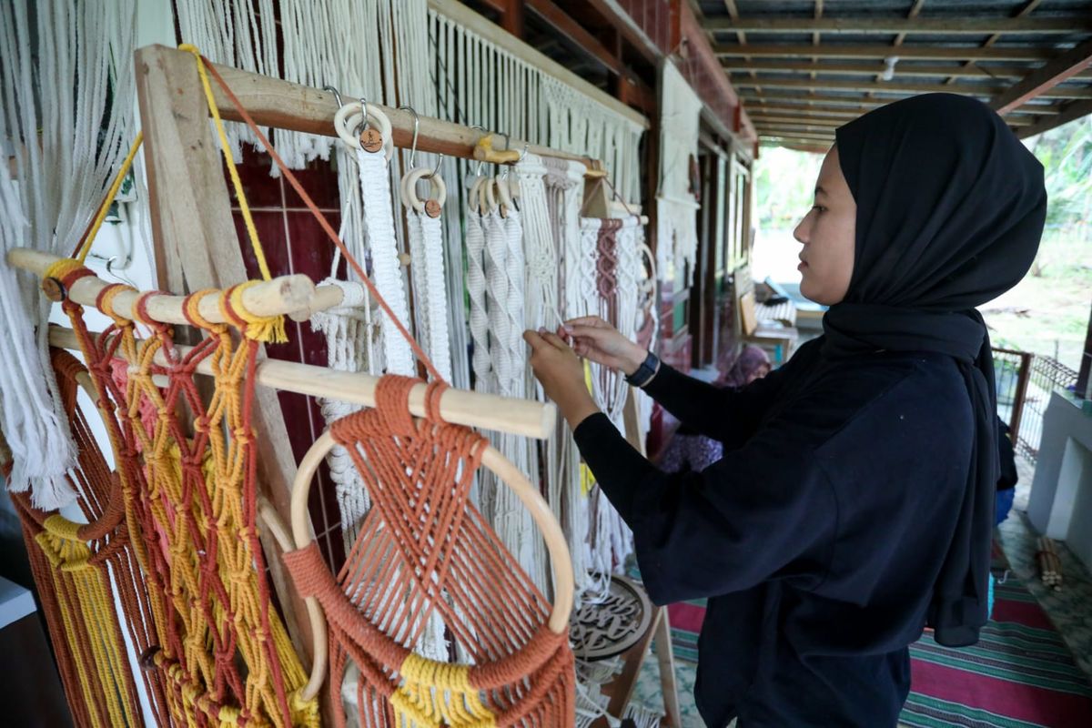 Pemilik UMKM Talijiwa Macrame Indonesia, Laeli Nurajijah.