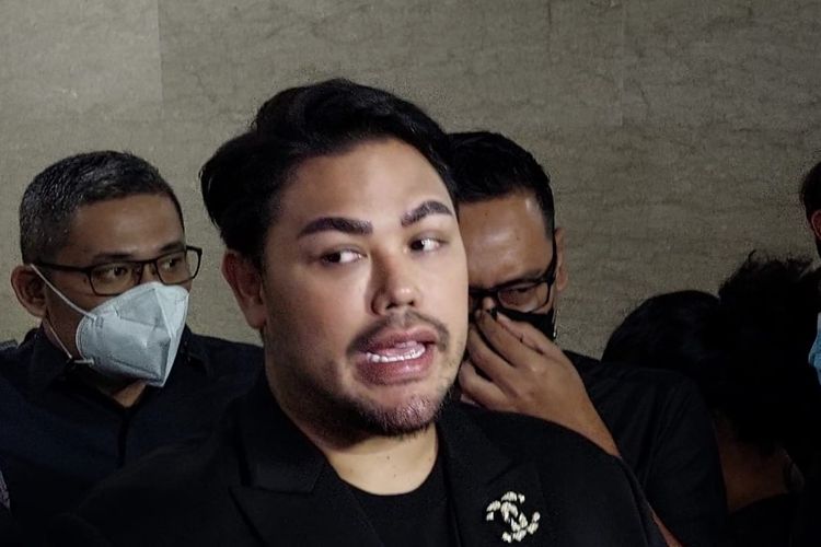 Artis Ivan Gunawan di Lobi Badan Reserse Kriminal (Bareskrim) Polri, Jakarta, Kamis (14/4/2022).