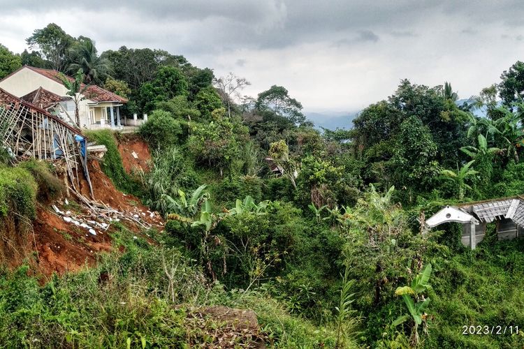 Kondisi terakhir rumah-rumah ditinggalkan pemiliknya dan tanah ambles di salah satu lokasi bencana tanah bergerak yang menyebar di Dusun Ciherang, Desa Cijangkar, Kecamatan Nyalindung, Sukabumi, Jawa Barat, Sabtu (11/2/2023)