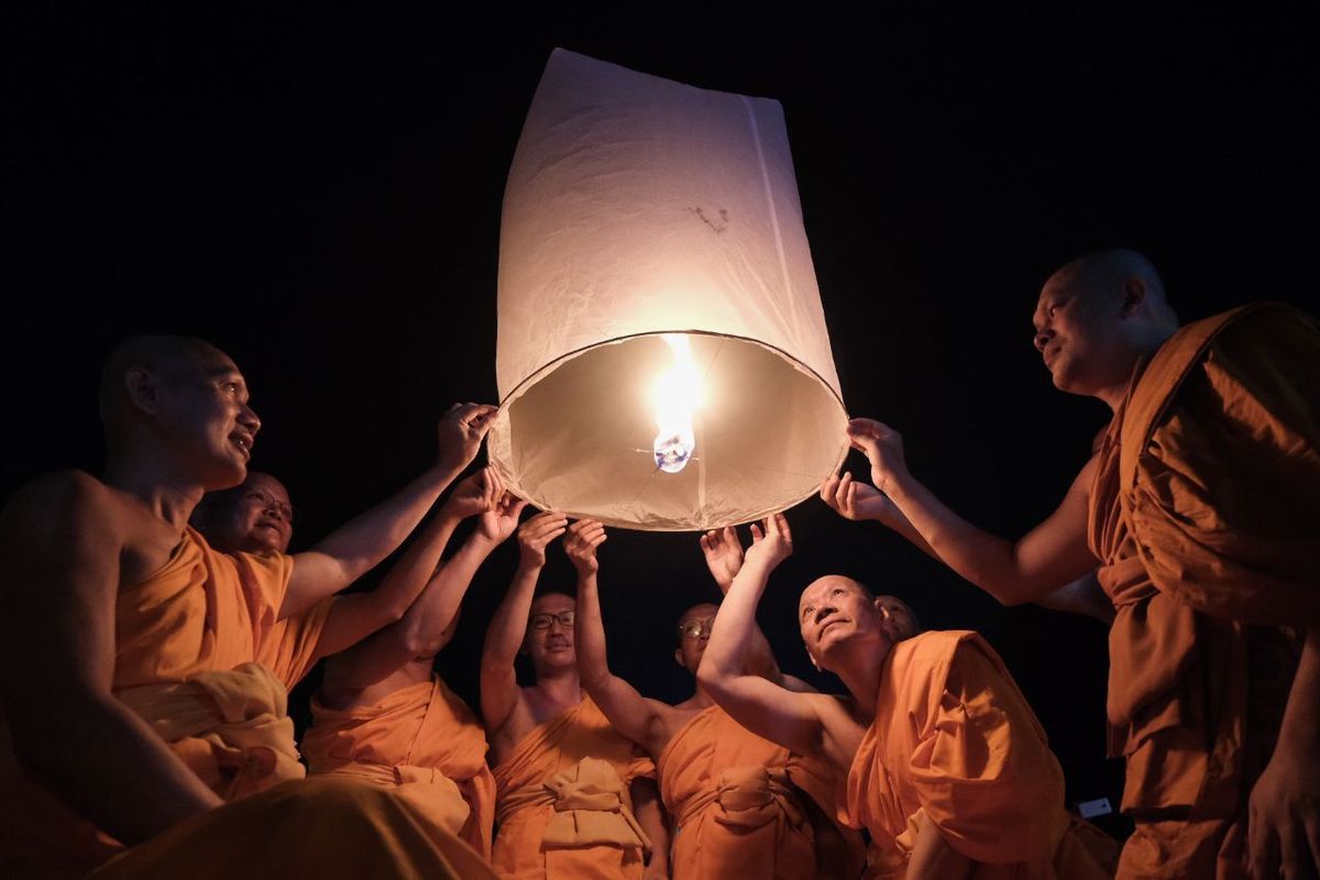 Ilustrasi penerbangan lampion saat Hari Raya Waisak di Candi Borobudur, Jawa Tengah.