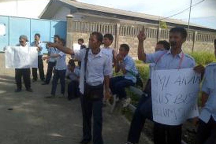Sejumlah karyawan PT Wing Surya berunjuk rasa karena mengaku uang lemburnya belum dibayar.