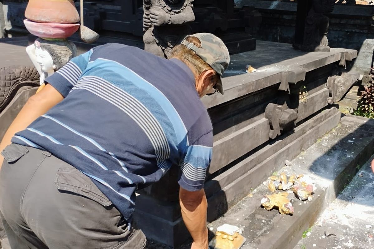 Bangunan pelinggih di Pura di Kabupaten Buleleng, Provinsi Bali, rusak akibat guncangan gempa bumi magnitudo 4,4, Rabu (24/5/2023).