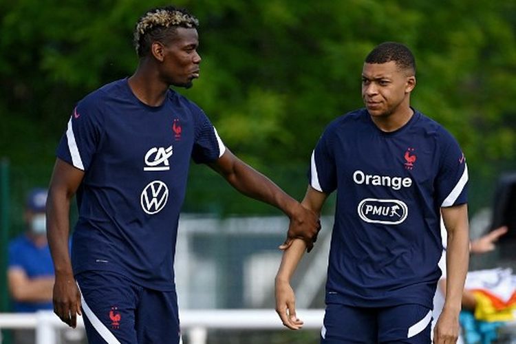 Paul Pogba (kiri) berbincang dengan Kylian Mbappe (kanan) ketika mengikuti pemusatan latihan timnas Perancis menjelang Piala Eropa 2020.
