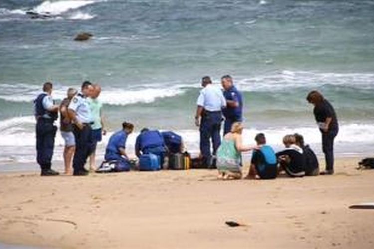 Petugas medis tengah berupaya menolong remaja Australia yang menjadi korban serangan hiu.