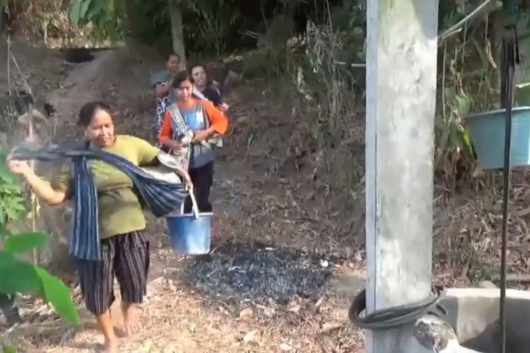 Sumur Mengering, Warga Di Ngawi Jalan Kaki Cari Air Bersih di Tengah Sawah