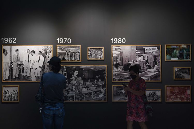 Dua pengunjung mengamati foto dokumentasi Mal Sarinah dari masa ke masa saat pembukaan kembali Mal Sarinah di Jakarta, Senin (21/3/2022). Mal pertama di Indonesia tersebut kembali dibuka untuk umum setelah selesai direnovasi sejak 2020.