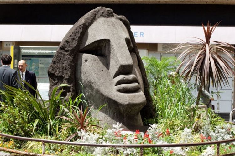 Patung Moyai di Shibuya, Tokyo, Jepangyang mirip dengan patung Moai di Pulau Paskah.