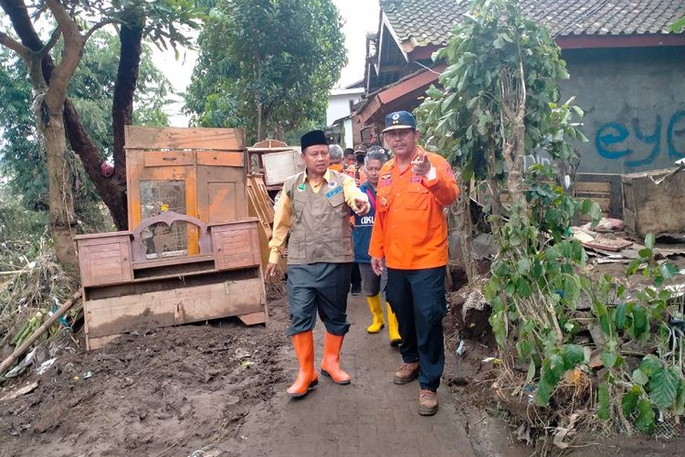 Wakil Gubernur (Wagub) Uu Ruzhanul Ulum meninjau warga korban banjir di Kampung Dayeuhandap, Kelurahan Kota Kulon, Kecamatan Garut Kota, Kabupaten Garut, Jawa Barat (Jabar), Minggu (17/7/2022). 