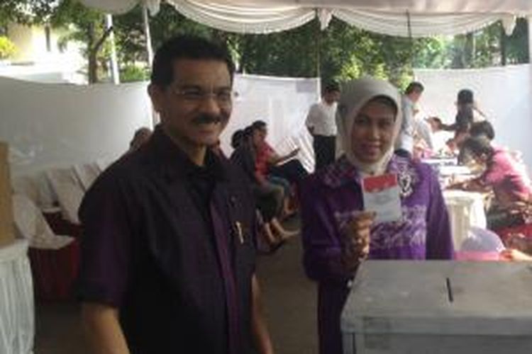 Menteri Dalam Negeri Gamawan Fauzi bersama istri, mencoblos di TPS 01 Kelurahan Senayan, Kompleks Widya Chandra, Jakarta, Rabu (9/7/2014).