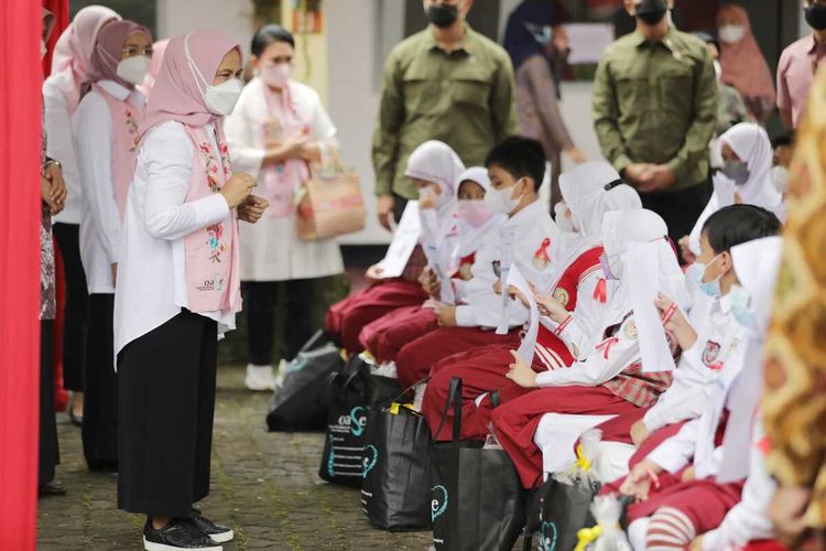 Ibu Negara Iriana Joko Widodo saat meninjau proses vaksinasi anak di Kota Bandung, Selasa (22/12/2021).