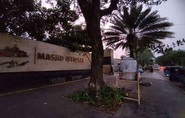 Kawasan depan Masjid Istiqlal yang tampak lengang dari parkir liar, Jalan Katedral, Sawah Besar, Jakarta Pusat, Senin (15/5/2023). (KOMPAS.com/XENA OLIVIA)