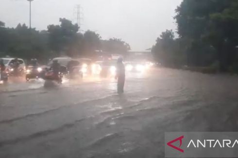 Jalan DI Panjaitan Cawang Terendam Banjir, Ketinggian Sempat Capai 40 Cm