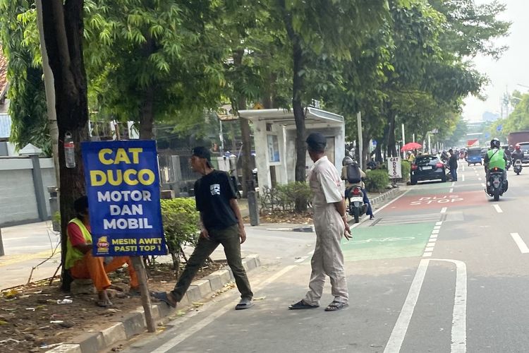Dari Salemba hingga Matraman, Pekerja Cat Duco Pinggir Jalan Berebut Pelanggan